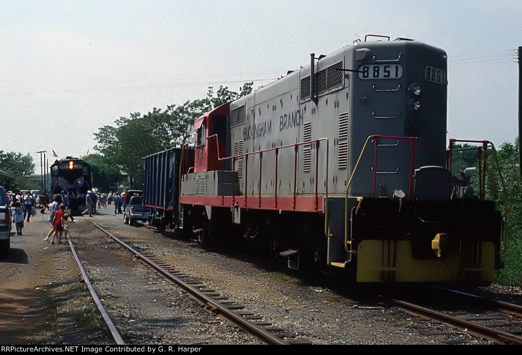 BB 8851 at Dillwyn.  Passengers disembark.